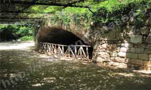 _Cave in National Garden.